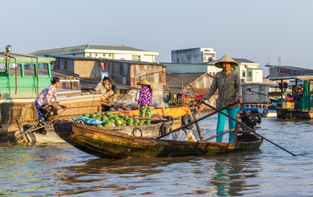 CAN THO, VIETNAM - 3/24/2016: Merchants and re-sellers at Cai Rang Floating Market on the Mekong river.のeditorial素材