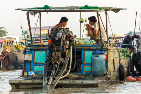 CAN THO, VIETNAM - 3/24/2016: Merchants eat breakfast at Cai Rang Floating Market on the Mekong river.のeditorial素材
