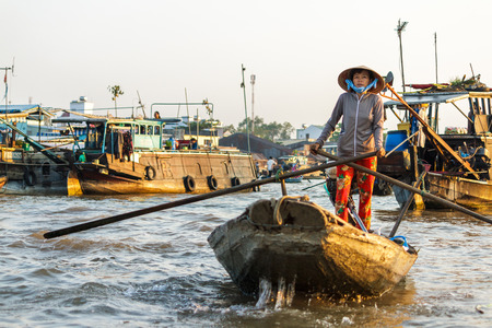CAN THO, VIETNAM - 3/24/2016: A merchant paddles through Cai Rang Floating Market on the Mekong river to sell products to tourists.のeditorial素材