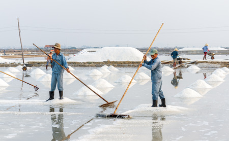 NHA TRANG, VIETNAM - 4/12/2016: Men working at the Hon Khoi salt fields in Nha Trang, Vietnam.のeditorial素材