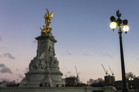 The Queen Victoria Memorial. The Queen Victoria Memorial is located in front of Buckingham Palace and comprises of the Dominion Gates, the Memorial Gardens and a vast central monument commemorating the death of Queen Victoria in 1901.のeditorial素材