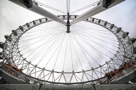 The London Eye is a giant Ferris wheel on the South Bank of the River Thames in London.  The structure is 443 feet (135 m) tall and the wheel has a diameter of 394 feet (120 m)のeditorial素材