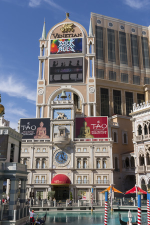 LAS VEGAS - MAY 12, 2015 - The Venetian began construction on high end condos, pictured top right corner, but halted constrution during the economic down turn.のeditorial素材
