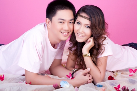 lover close by they face on pink backgroundの写真素材