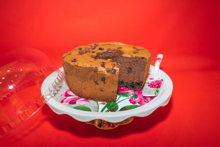 The White Ceramic Round Cake Stand with Flower Motif is a stunning centerpiece for your desserts.の写真素材