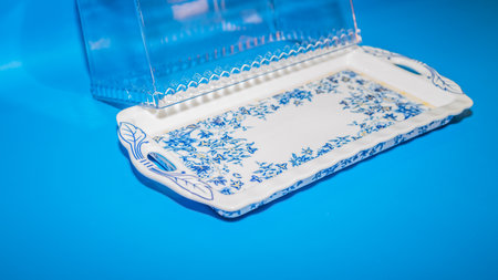 The Blue Flower Pattern Ceramic Rectangular Cake Container is a stunning piece for storing and displaying your delicious baked creations.の写真素材