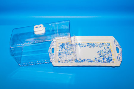 The Blue Flower Pattern Ceramic Rectangular Cake Container is a stunning piece for storing and displaying your delicious baked creations.の写真素材