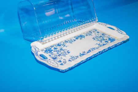 The Blue Flower Pattern Ceramic Rectangular Cake Container is a stunning piece for storing and displaying your delicious baked creations.の写真素材