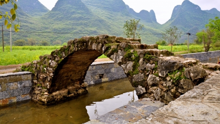 Old Small Arch Stone Bridge, Yangshuo, Chinaの写真素材