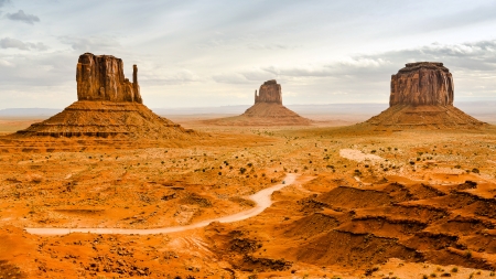 Mitten and Merrick Buttes, Monument Valley - Navajo Tribal Park, Arizonaの写真素材