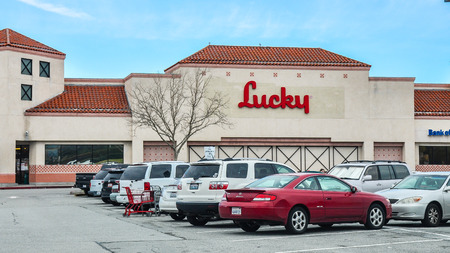 San Carlos, CA, USA - Jan. 10, 2016: Lucky Store. Lucky Stores is an American supermarket chain founded in San Leandro, CA in 1935 and now headquartered in Modesto, CA.のeditorial素材