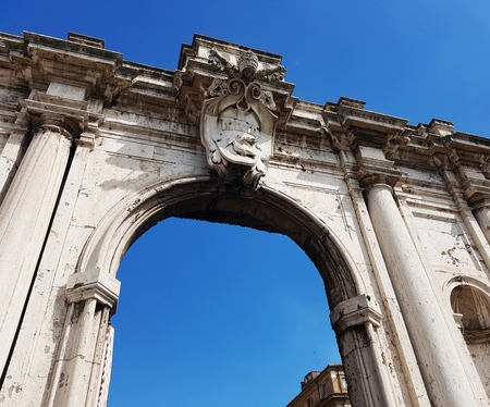 Roma door skyの写真素材
