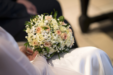 the bride's rose bouquet in the handの写真素材