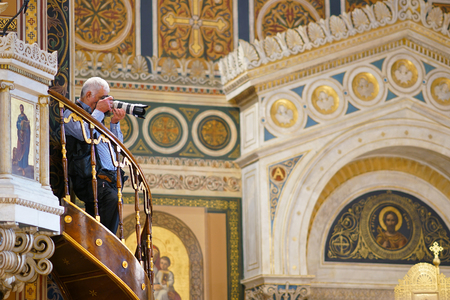 07 OCTOBER 2018 Photographer takes pictures in the Cathedral of Athens, Greeceのeditorial素材