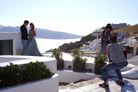 Santorini, Greece, september 20 2018, Wedding photography in a typical location in Oiaのeditorial素材