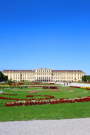 Beautiful SchÃ¶nbrunn Palace and surrounding garden in Vienna, Austria.の写真素材