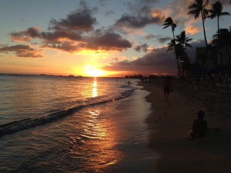 Sunset on Waikiki beach in honolulu Hawaii の素材