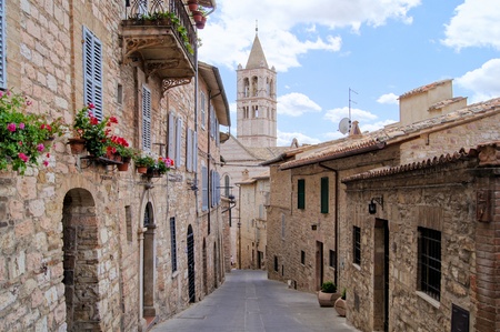 Narrow medieval street in the hill town of Assisi with the church of St Clare in the backgroundのeditorial素材