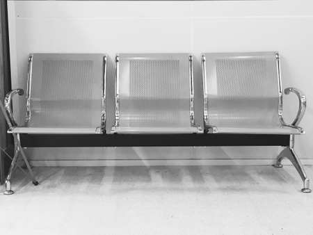 Empty long chairの素材