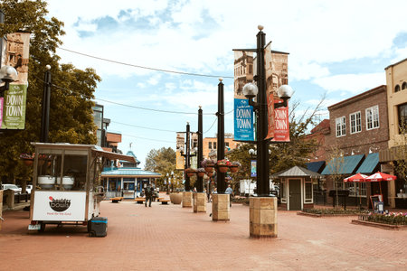 Boulder, Colorado - May 27th, 2020:  Shops, businesses and restaurants along Pearl Street Mall, a pedestrian mall in Boulder County.のeditorial素材