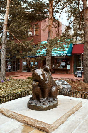 Boulder, Colorado - May 27th, 2020: "F. Bear Hugs" sculpture by artist Scy Caroselli, on display at Pearl Street Mall in Boulder County.のeditorial素材