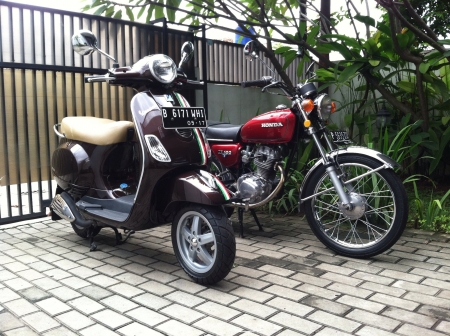 Vespa LX and Honda CB100の素材