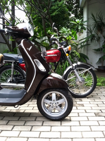 Vespa LX and Honda CB100の素材