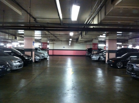 Parking at mallの素材