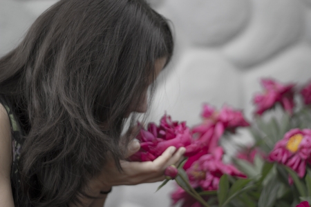 a girl holding a pionの写真素材