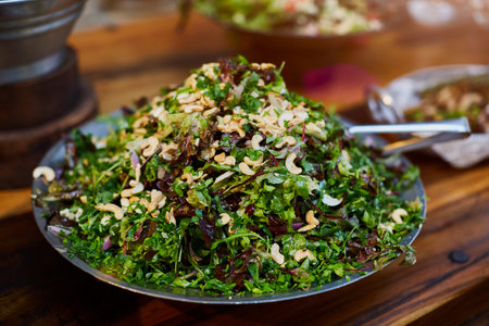 Organic Spring Mix Lettuce, baby greens salat, cashew