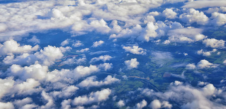 Aerial Cloudscape view over midwest states on flight over Colorado, Kansas, Missouri, Illinois, Indiana, Ohio and West Virginia during autumn. Grand sweeping views of landscape and clouds. Views of crops, rivers, plains, mountain and cloud patterns. Top view texture of clouds, USA.の写真素材