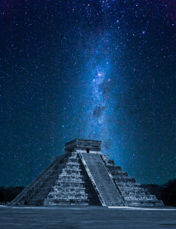 Chichen Itza With Dramatic Milky Way In Mexicoの素材 Fy ストックフォトのamanaimages Plus