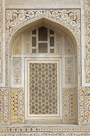 Window arch of the ornate white marble Mughal tomb (I'timad-ud-Daulah). 17th Century AD. Agra, Uttar Pradesh, Indiaの写真素材