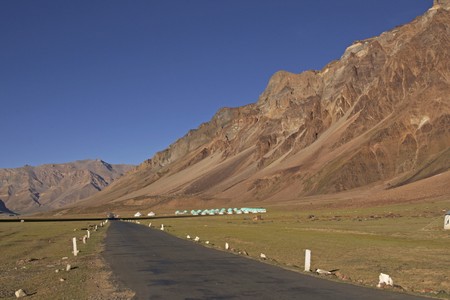 Manali to Leh mountain road. Tented tourist camp dwarfed by mountains on the high altitude Lingani plains at Sarchu (4200m) on the . Ladakh Indiaの写真素材