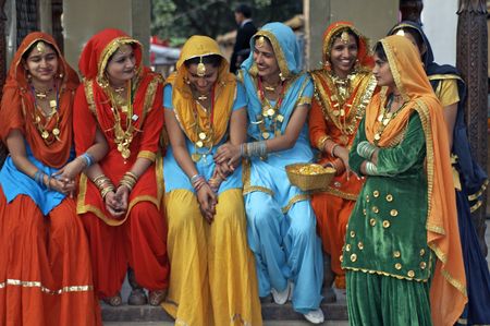 Haryana, India - February 15, 2007: Group of colorfully dressed Indian ladies at the Surajkund Festival in Haryana near Delhi, India.のeditorial素材
