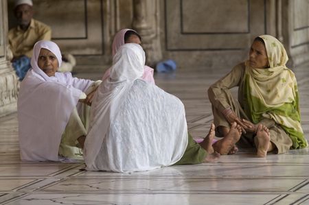 Delhi, India - September 19, 2006: Group of women sitting on the floor of the Jama Masjid (Friday Mosque) in Old Delhi, Indiaのeditorial素材