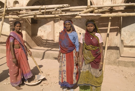 Orchha, Madhya Pradesh, India - March 28, 2007: Group of women construction workers renovating the Royal Palace in Orchha, Madhya Pradesh, Indiaのeditorial素材