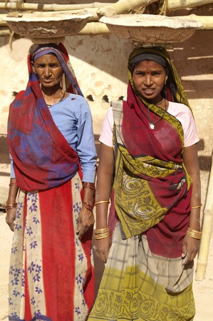 Orchha, Madhya Pradesh, India - March 28, 2007: Group of women construction workers renovating the Royal Palace in Orchha, Madhya Pradesh, Indiaのeditorial素材