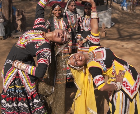 Delhi, India - February 11, 2008: Female kalbelia dancers performing at the annual Sarujkund Fair on the outskirts of Delhi in India.のeditorial素材