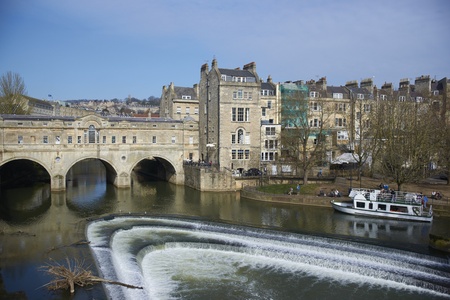 Bath, United Kingdom - March 20, 2011: Historic Pulteney Bridge across the River Avon in Bath, Somerset, England.のeditorial素材
