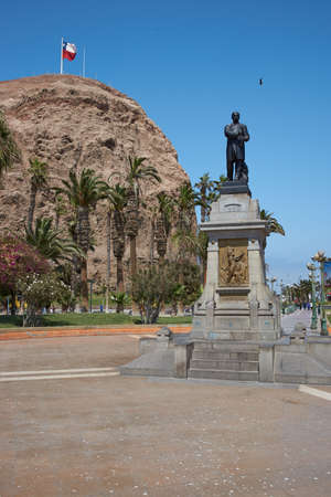 Statue of Vicuna Mackenna in the Plaza of the same name in the heart of the port city of Arica in Chile. Morro de Arica in the background.のeditorial素材