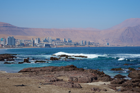 Coastal city of Iquique in northern Chile located between the waters of the Pacific Ocean and sand dunes of the Atacama Desert.のeditorial素材