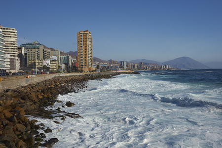 ANTOFAGASTA, CHILE - MAY 15, 2016: Waves coming ashore at Antofagasta on the Pacific coast of Chileのeditorial素材