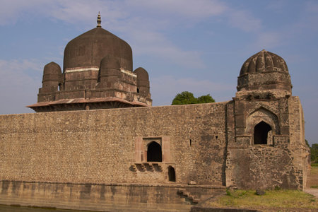 Darya Khan's tomb in the hilltop fortress of Mandu. Building with central dome and a smaller dome on each corner in a walled compound. 16th Century ADのeditorial素材