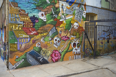 VALPARAISO, CHILE - NOVEMBER 29, 2016: Wall decorated with colourful murals in the historic coastal city of Valparaiso in Chile.のeditorial素材