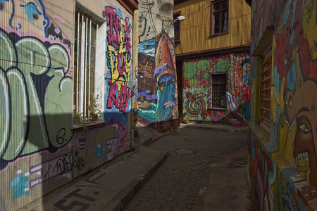 VALPARAISO, CHILE - July 14, 2017: Colourful alleyway decorated with murals and urban art in the UNESCO World Heritage City of Valparaiso in Chileのeditorial素材