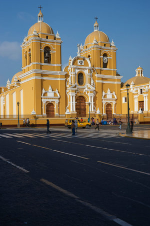 TRUJILLO, PERU - SEPTEMBER 1, 2014: Colourful buildings surrounding the Plaza de Armas of Trujillo in Peruのeditorial素材