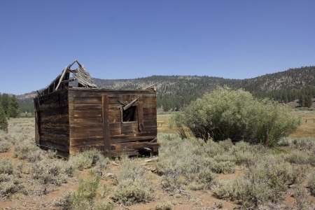 an abandoned western barn in the high sierrasの写真素材