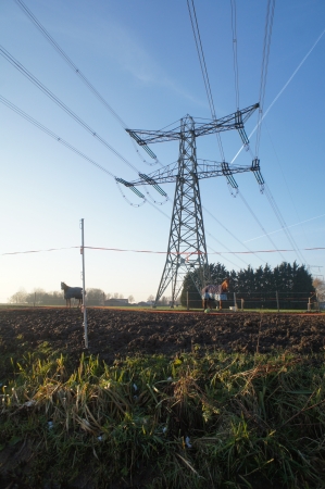 Electriciteitsmast en paardenstalの写真素材