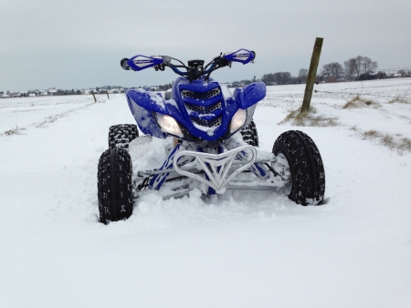 Atv in deep snowの素材